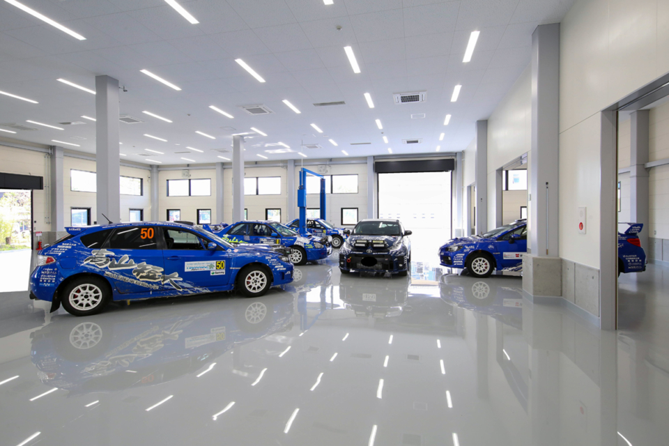 高山短大 モータースポーツセンター内部