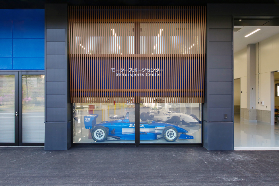 高山短大 モータースポーツセンター看板