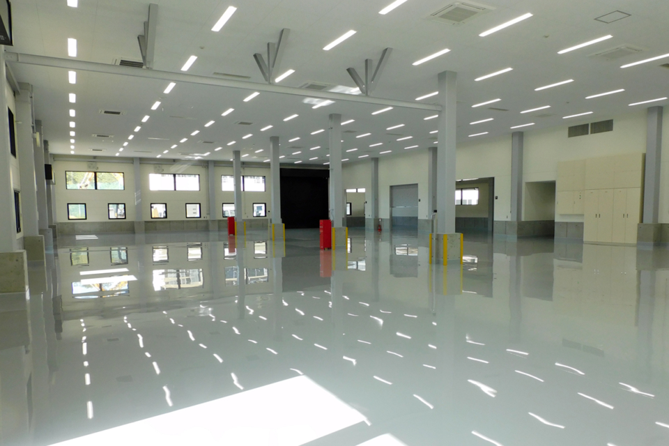 高山短大 モータースポーツセンター内部