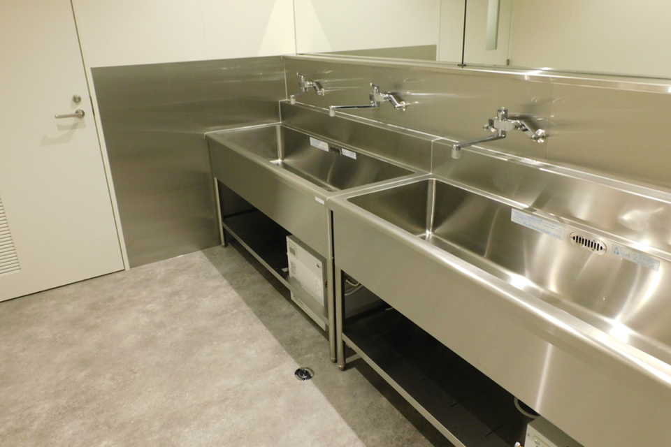 高山短大 モータースポーツセンター手洗い