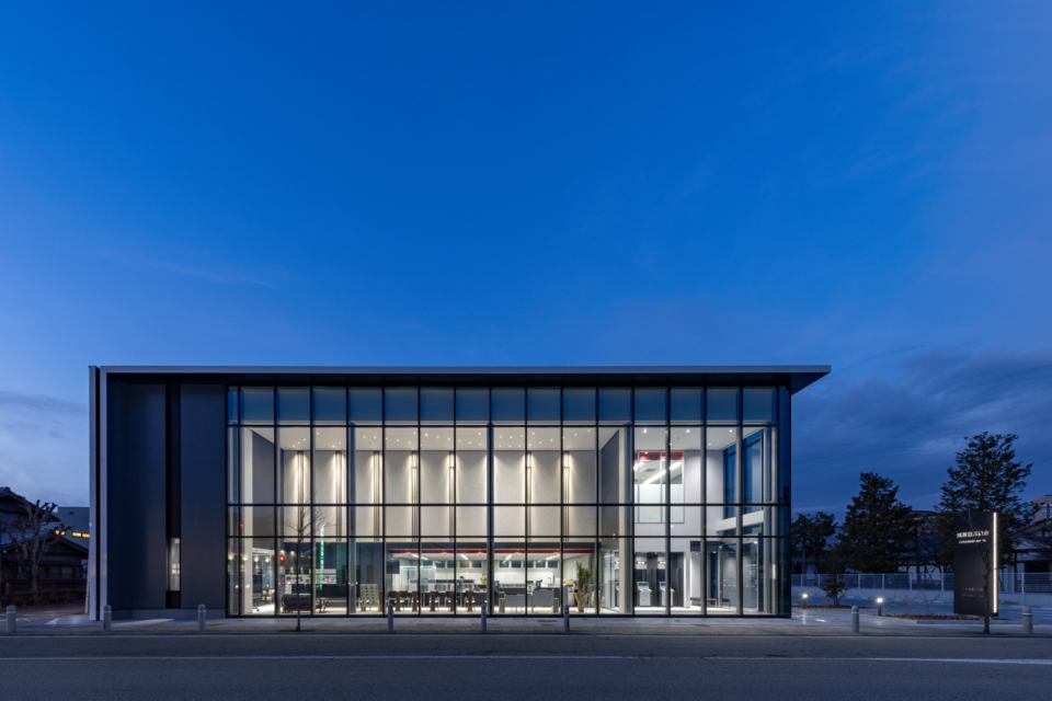 飛騨信用組合けやき通り支店外観（夜）