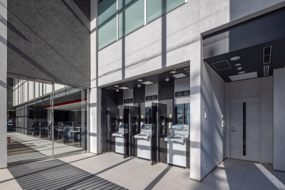 飛騨信用組合けやき通り支店1階風除室