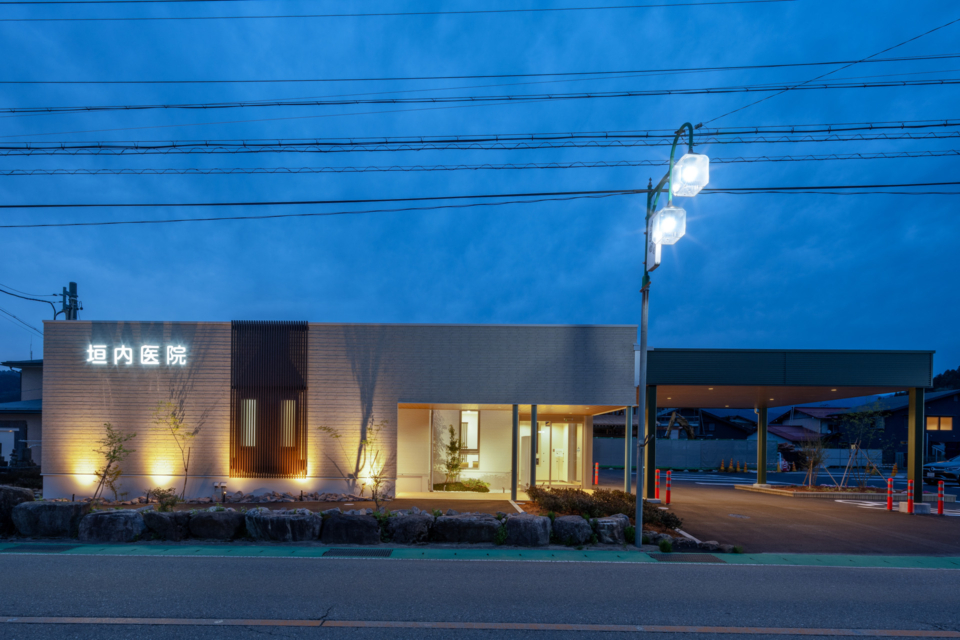 垣内医院外観（夜）